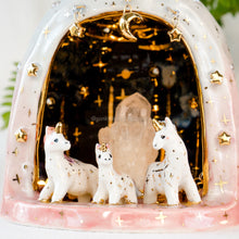 Load image into Gallery viewer, Unicorn Family Cave Lamp
